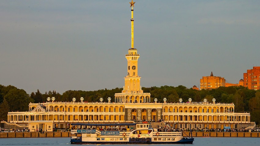 Северни речни терминал на обали Химкинског акумулационог језера.