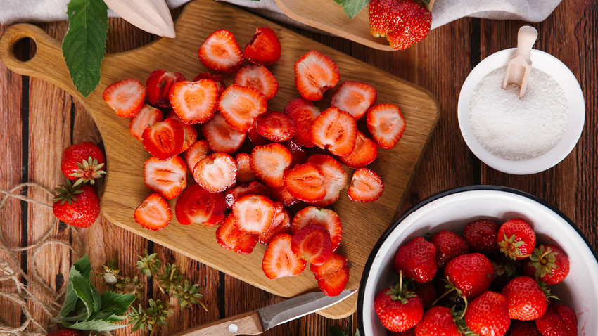 Летом ягоды врываются в десерты и даже супы! 