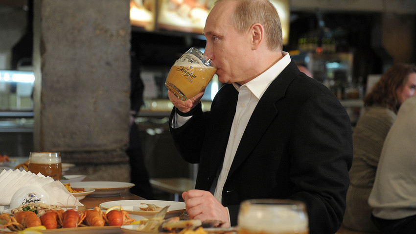 Wladimir Putin in der Schiguli Bar in Moskau, 2012.