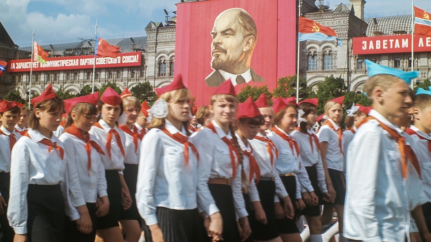 Parade perayaan hari ulang tahun Serikat Seluruh Organisasi Pionir di Lapangan Merah, Moskow, Rusia.