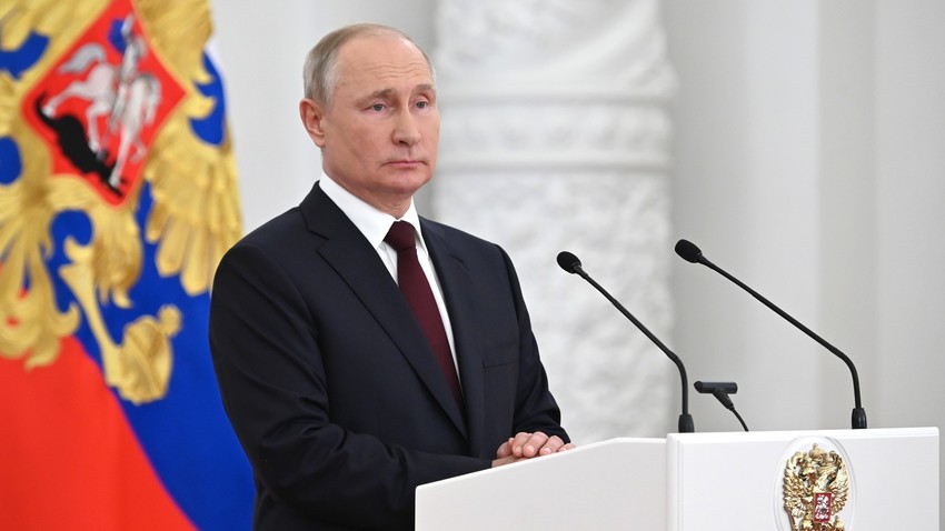 Председник Русије Владимир Путин током сусрета са дипломцима војних академија у Кремљу.