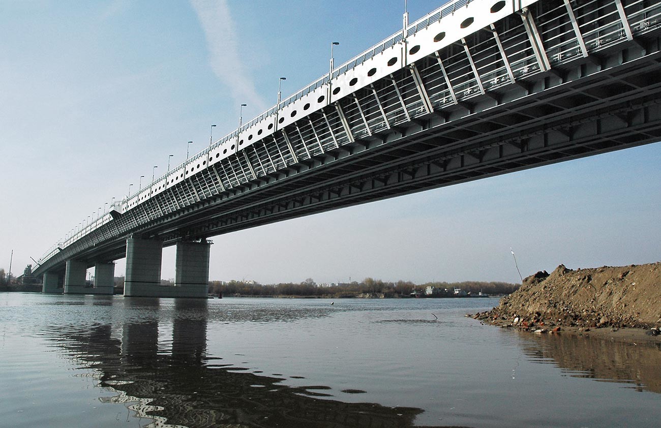 The metro bridge.