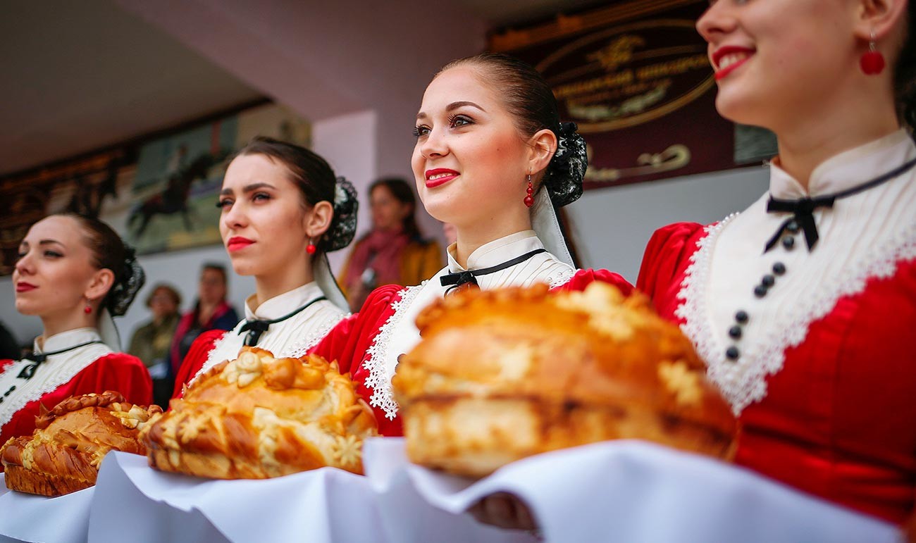 Traditioneller russischer Gruß mit Brot und Salz.