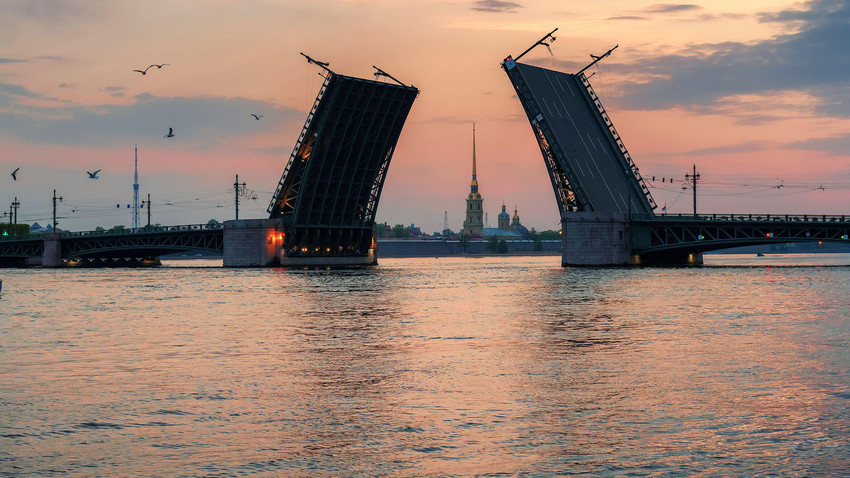 Дворцовиот мост на Нева во бела ноќ на Санкт Петербург, Русија.