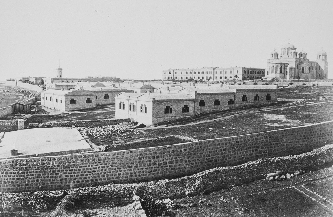 Руско подворје је једно од многих заједница саграђених изван првобитних градских зидина Јерусалима од почетка 1860-их.