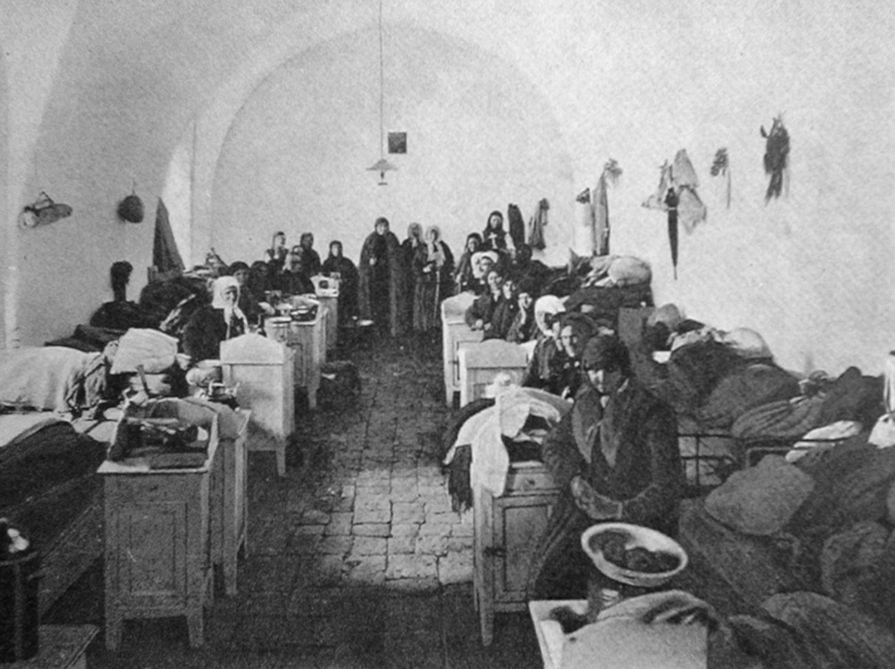 Руски православни поклоници у заједничким просторијама Маријинског подворја у Јерусалиму, 1907. 