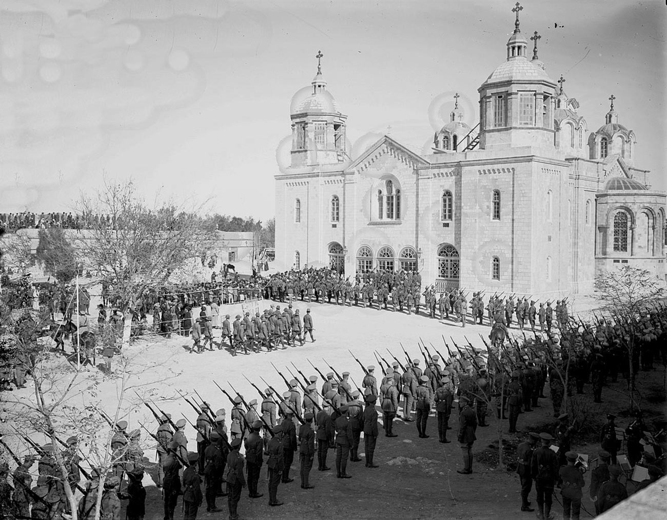 Војна парада британских војника у част британског генерала Аленбија испред  руских храмова у Јерусалиму, 1917.