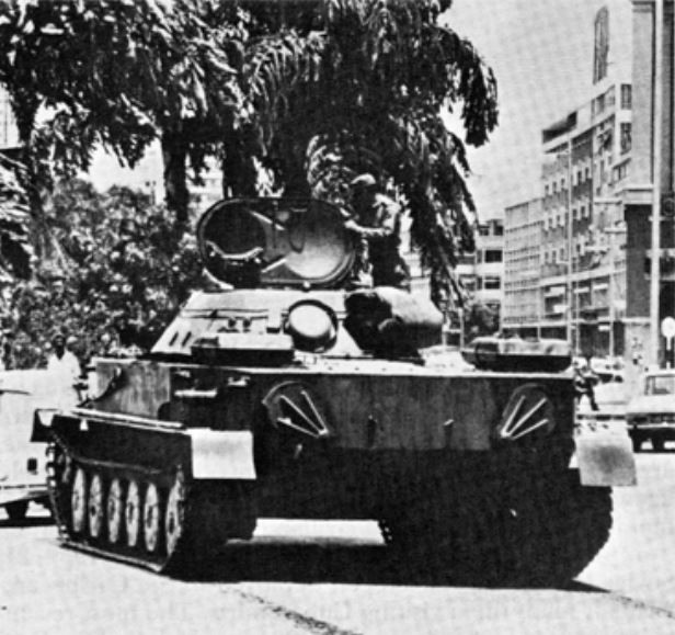 Tripulación de un tanque PT-76 cubano en tareas rutinarias de seguridad en Angola.