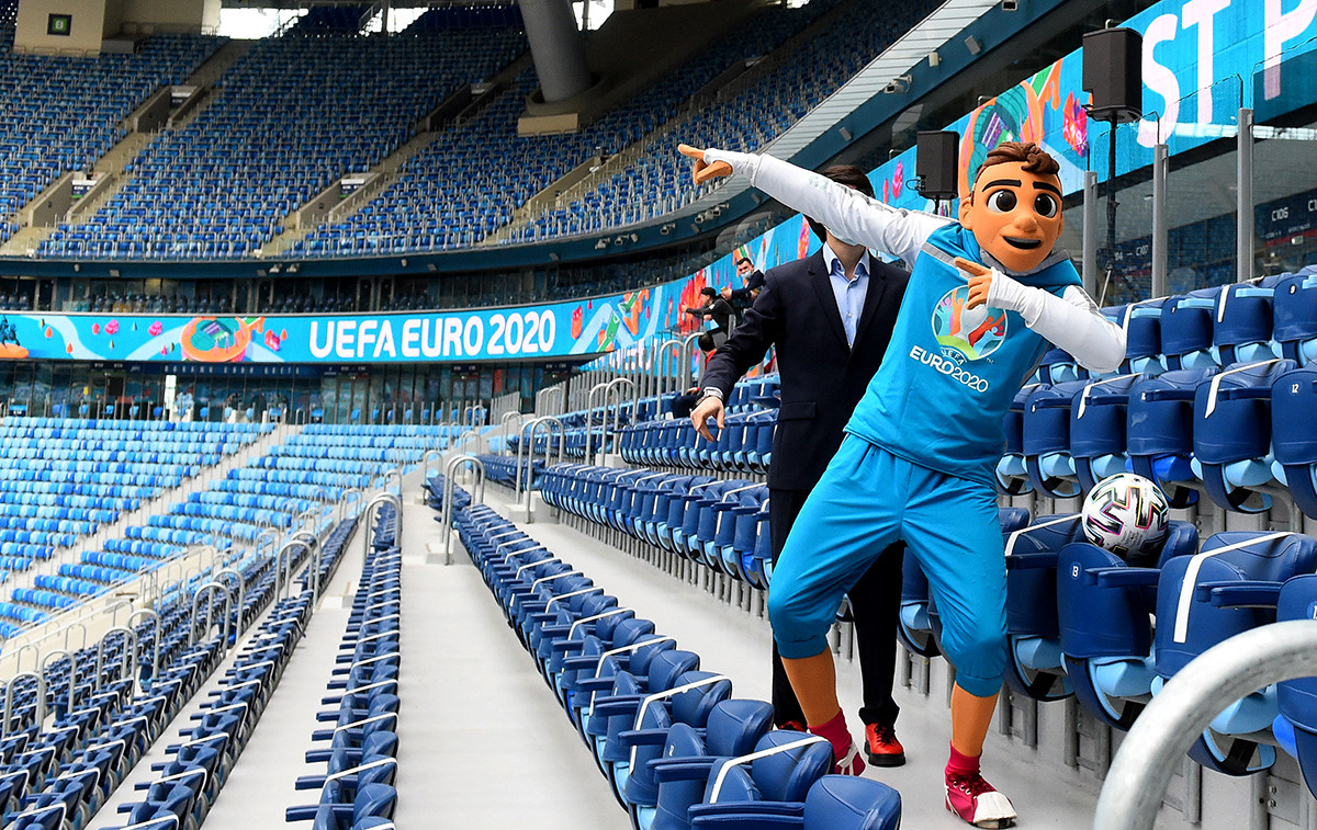 Скилзи, маскота Европског првенства у фудбалу 2021. позира у фудбалској арени „Гаспром“ у Санкт Петербургу 22. априла 2021. године, током презентације обележавања педесет дана пре отварања фудбалског турнира УЕФА Еуро 2020.
