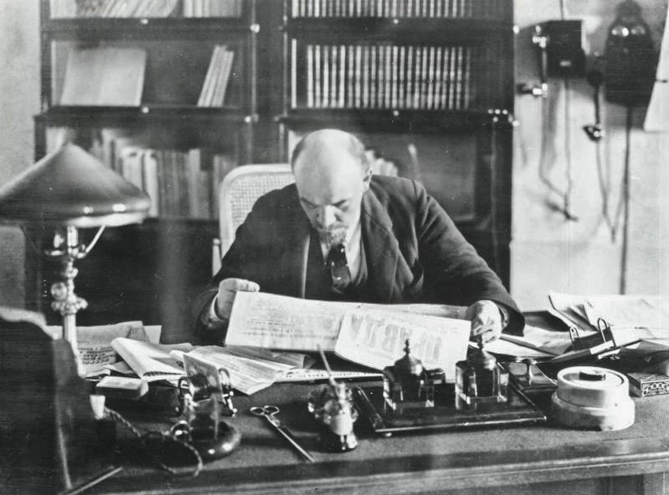 Lenin al lavoro nel suo ufficio al Cremlino