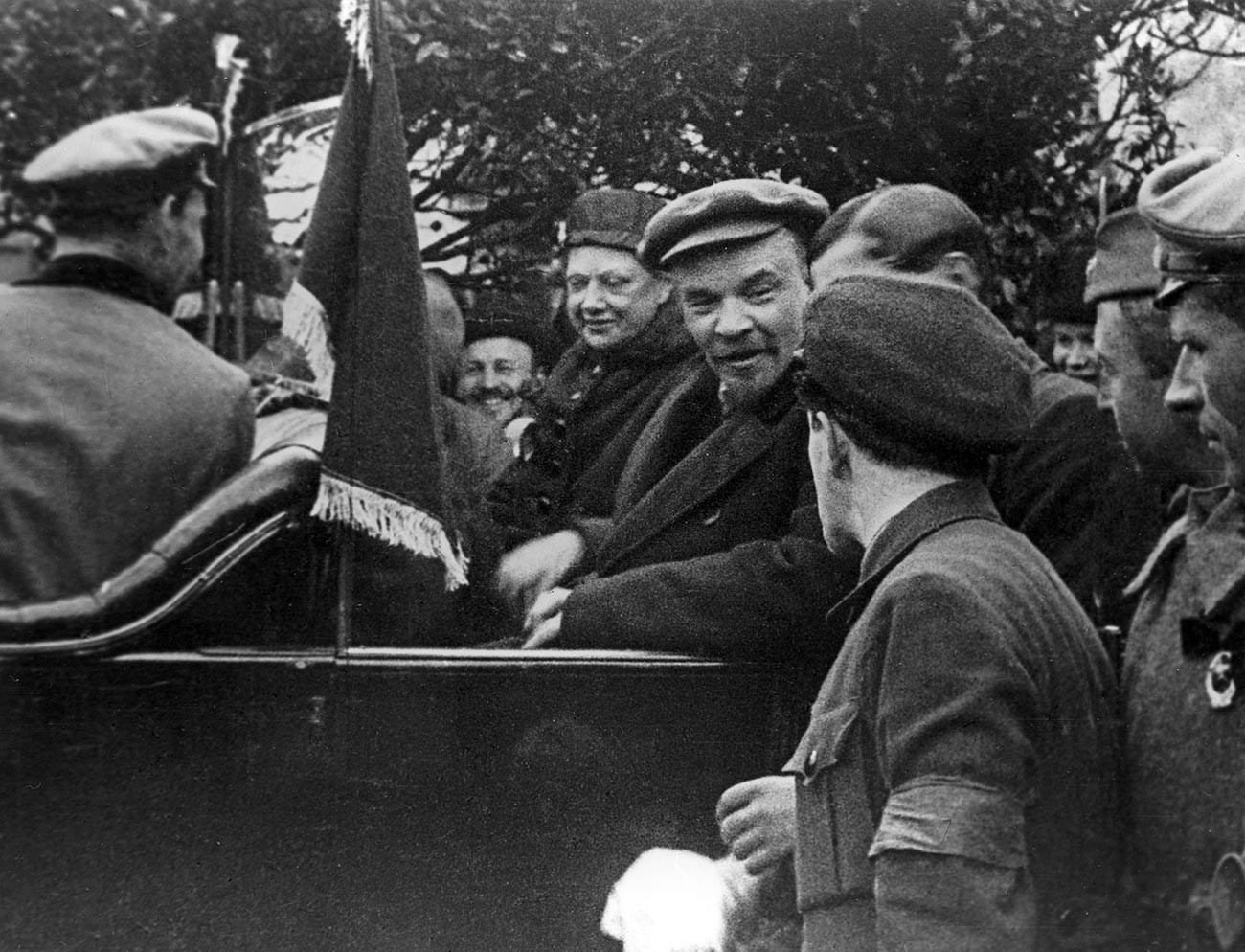Vladimir Lenin e Nadezhda Krupskaya in auto sulla Piazza Rossa, 1° maggio 1919 