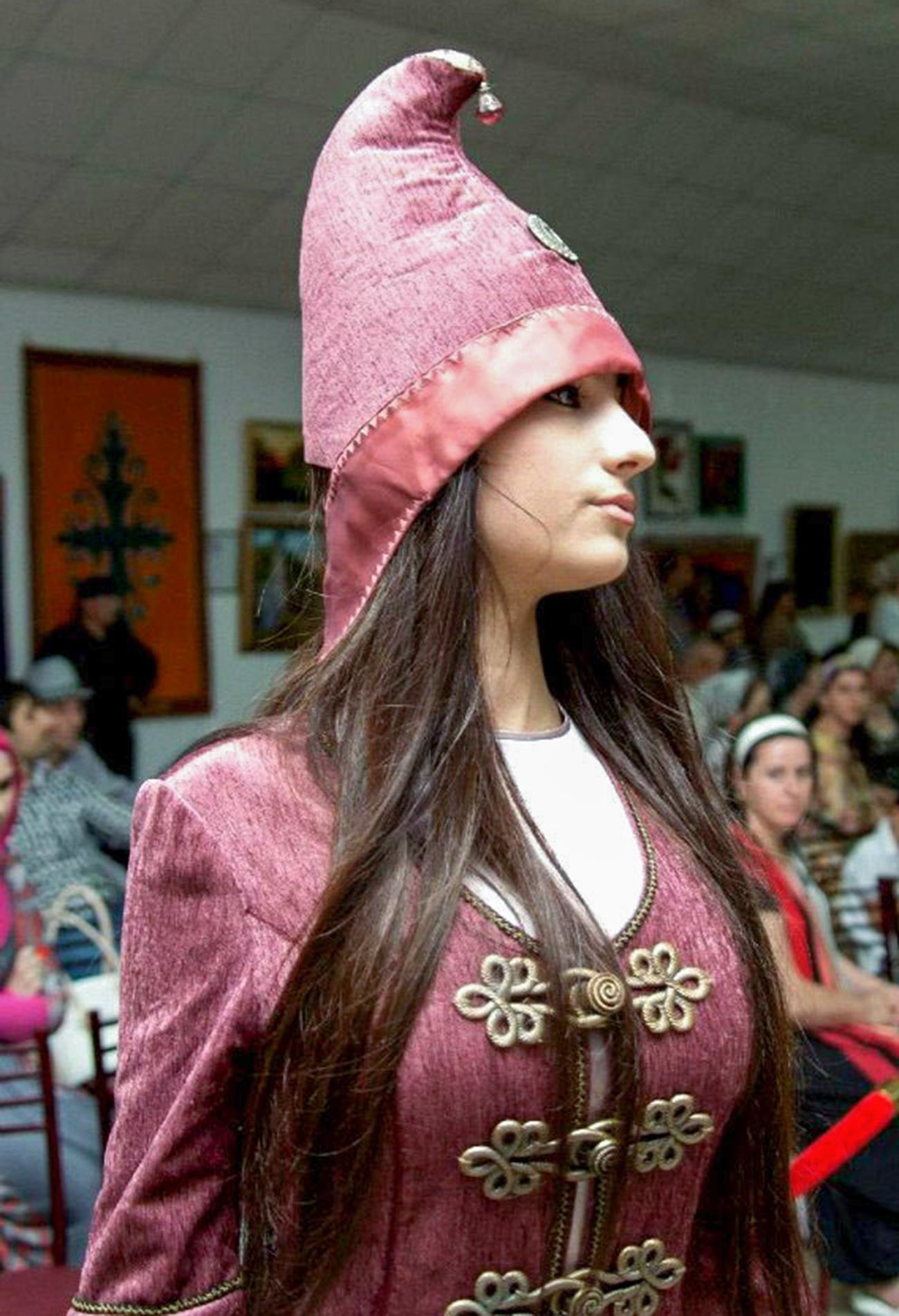 Femme portant une coiffe « kourkharss »