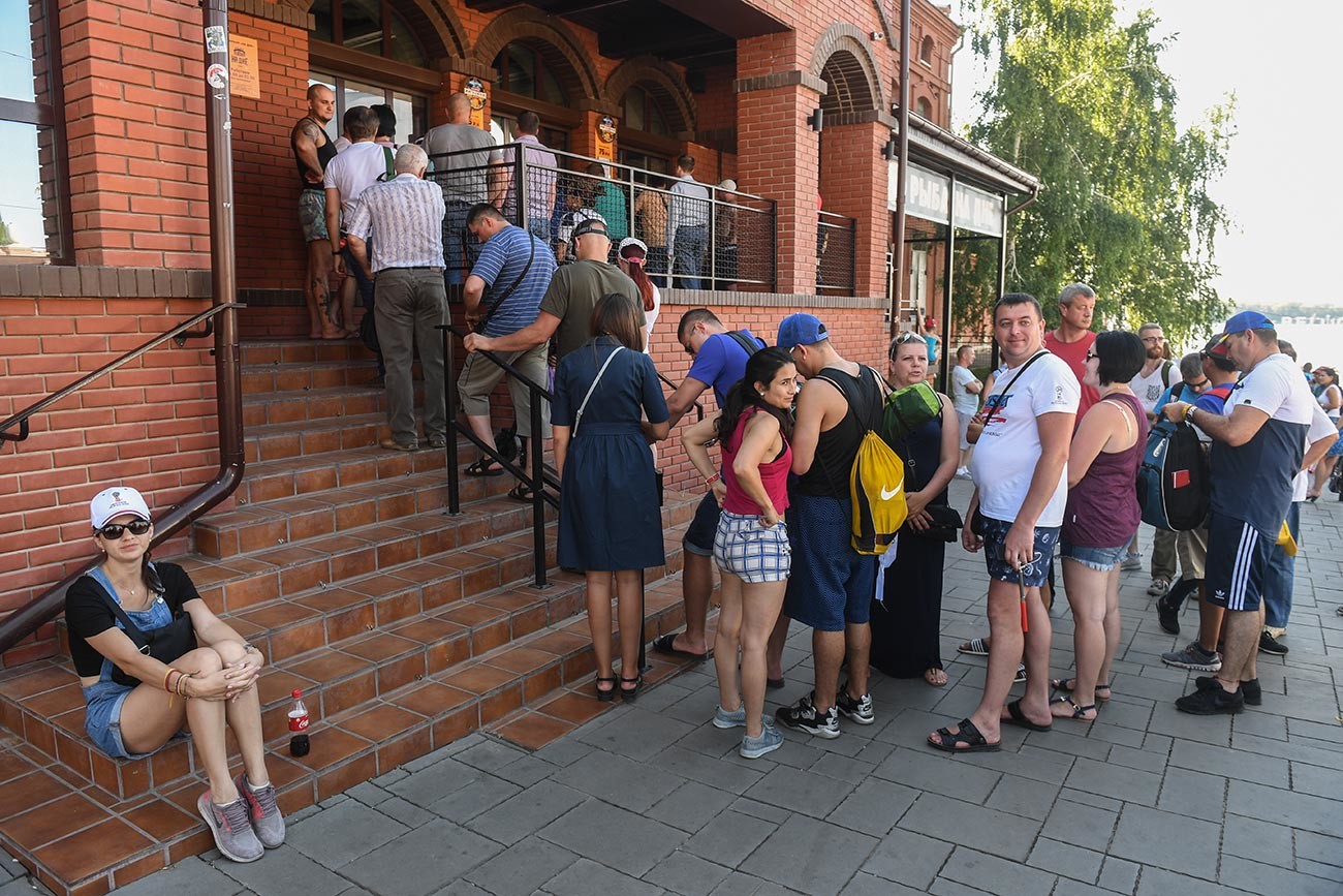 Посетиоци испред испред бара-продавнице „На дне“ при Жиљуговској пивари.