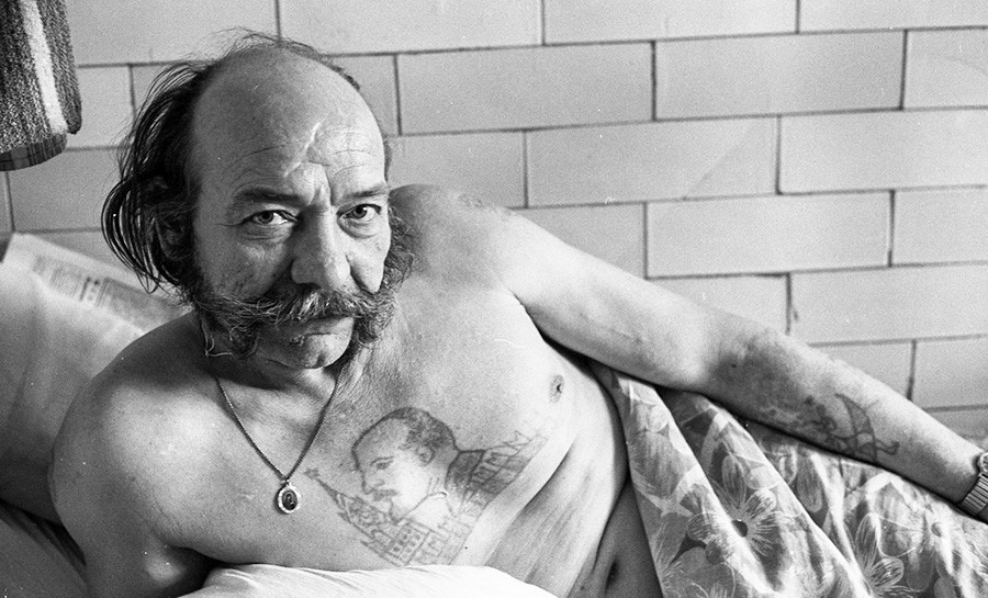 Ein Krankenhauspatient mit Lenins Porträt als Tattoo.