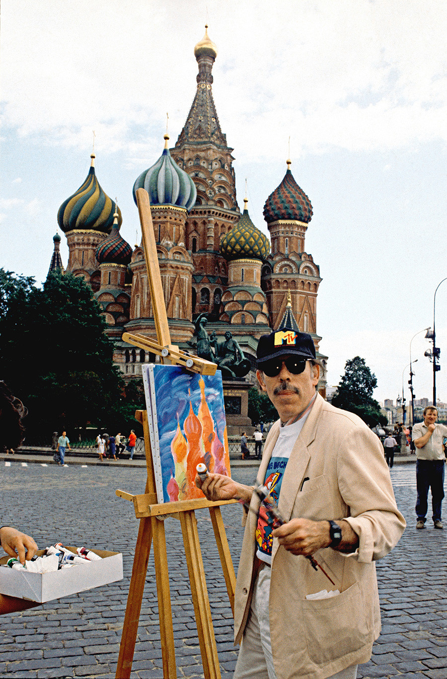 
Der amerikanische Künstler Peter Max malt auf dem Roten Platz.
