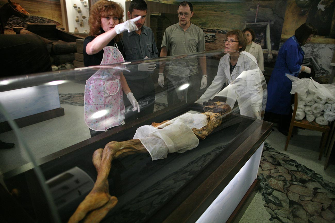 Die Mumie wird für den Rücktransport von Nowosibirsk in den Altai verpackt. 2012.