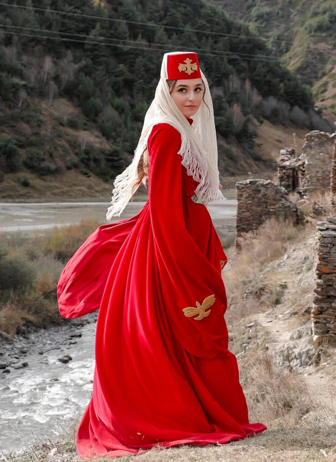 Осетинский национальный костюм: платье и головной убор с вуалью.