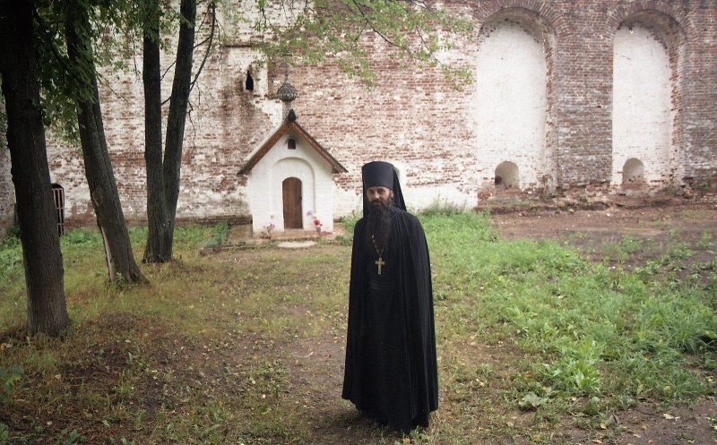 Ein Mönch in einem Kloster der Region Jaroslawl.