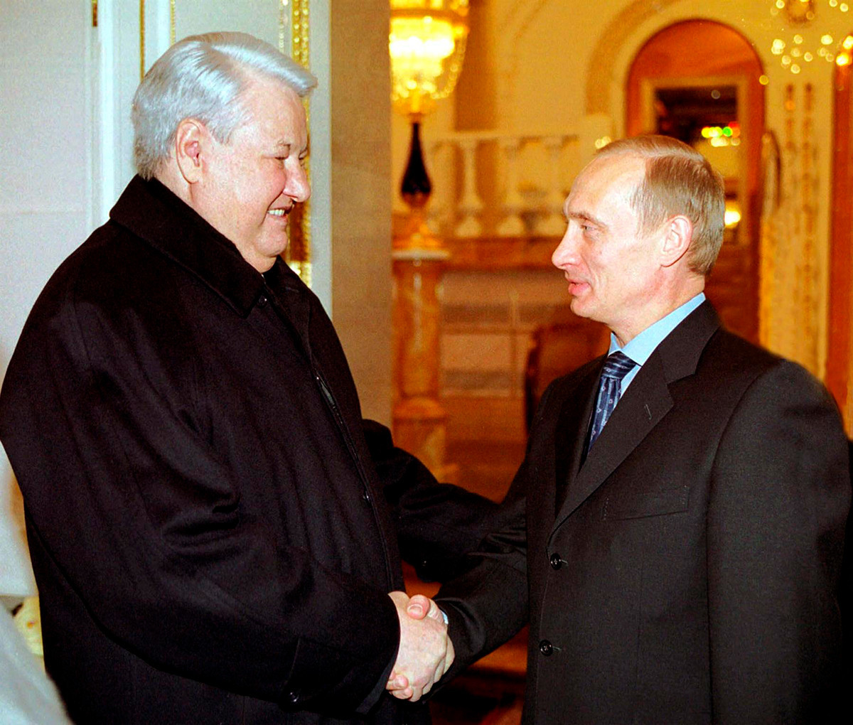 Ex-Präsident Boris Jelzin schüttelt Wladimir Putin die Hand.