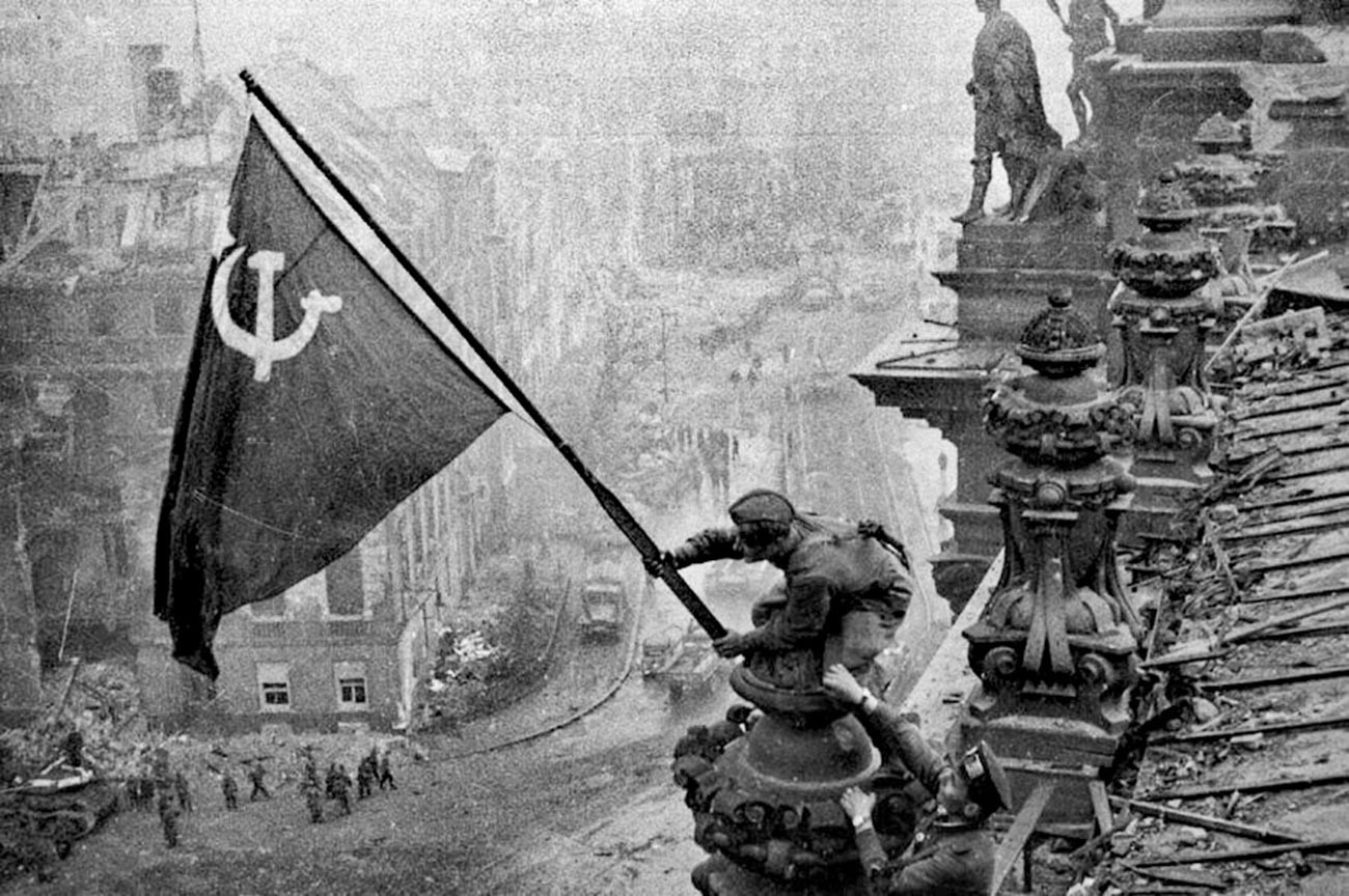 Bendera Kemenangan di atas Reichstag, Berlin, 1945. Foto legendaris Yevgeny Khaldei.