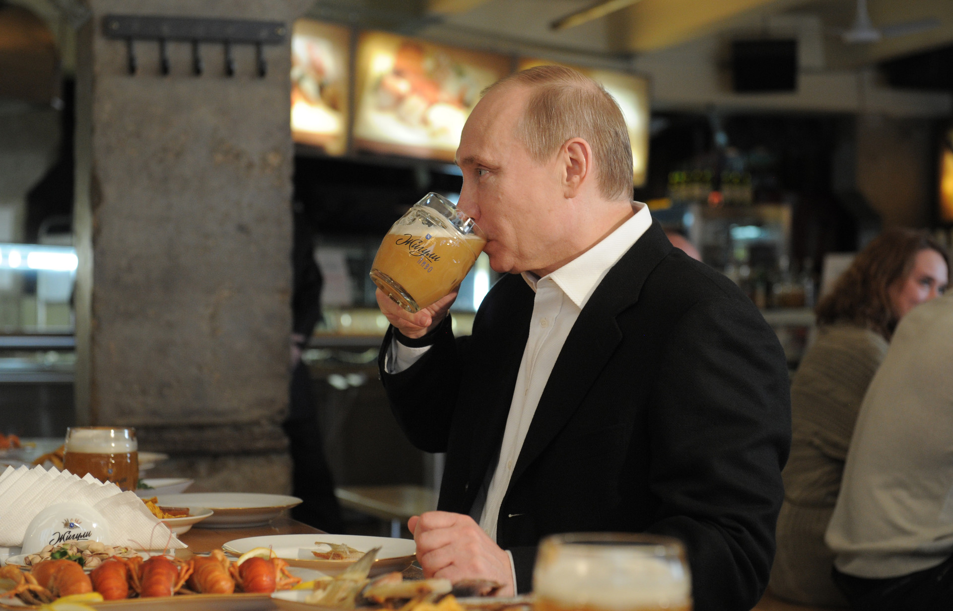Vladimir Poutine le 1er mai 2012 buvant de la bière au bar Jigouli sur le Nouvel Arbat
