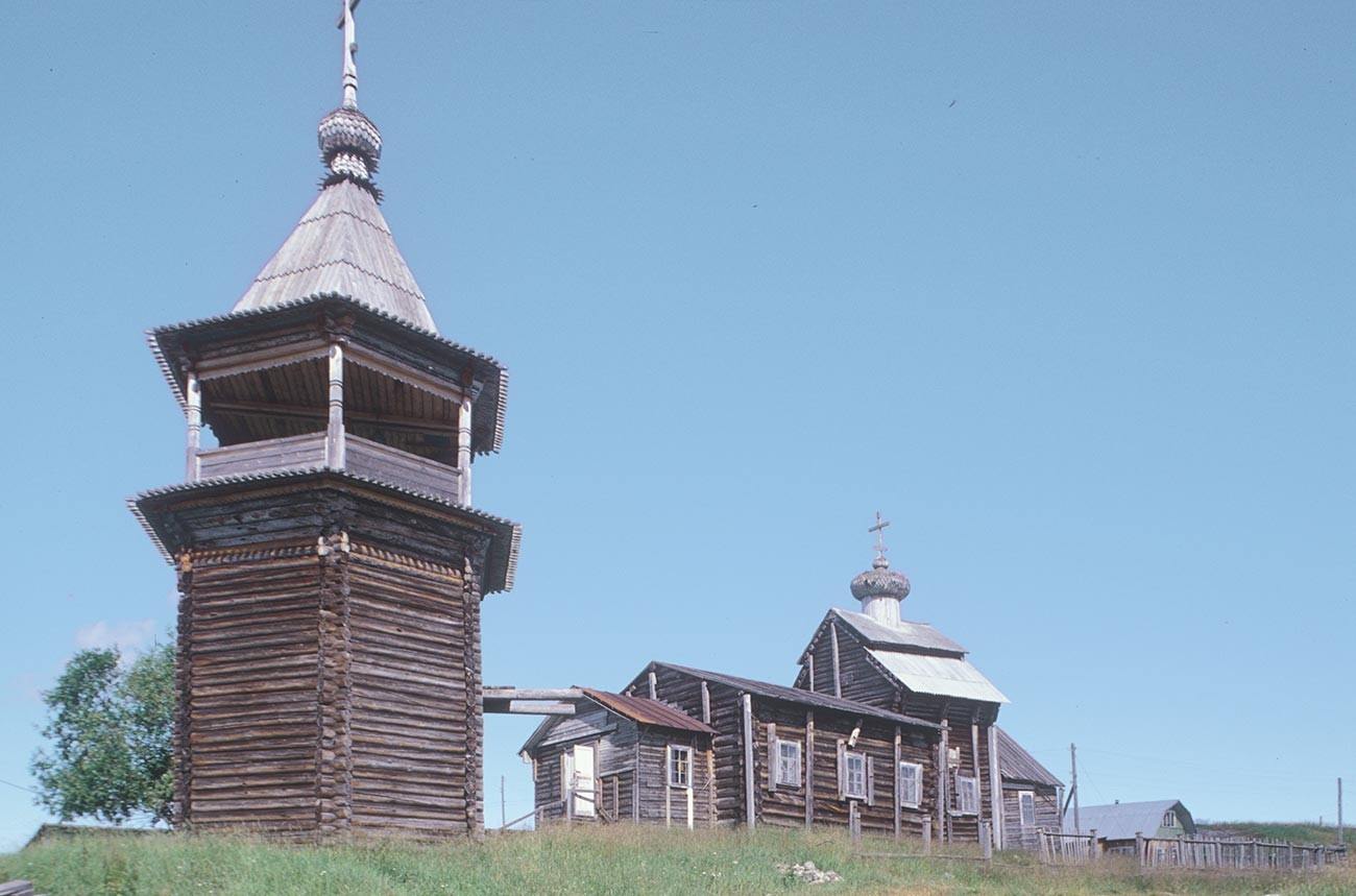コヴダ村。聖ニコライ教会と鐘楼。南西側。2001年7月24日。