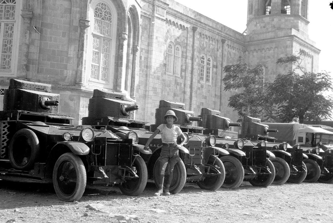 Revoltas na Palestina em 1929. Carros blindados britânicos nos edifícios russos
