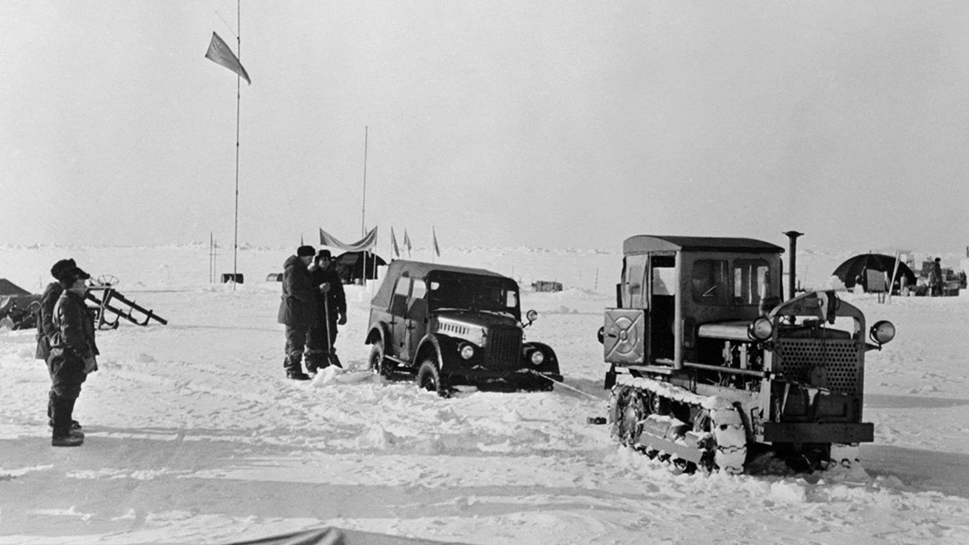 Un tracteur secourt une voiture en panne dans l'une des stations d'observation mises en place par les scientifiques de l'Union soviétique au sommet d'une banquise dans la région arctique.