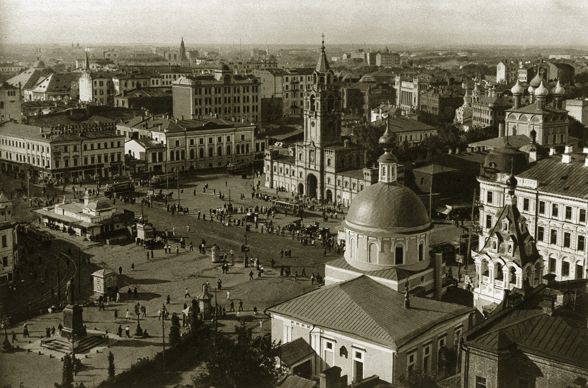 Samostan Strastnoj in trg pred njim (bodoča Puškinska ploščad) v dvajsetih letih 20. stoletja. Spomenik Puškina na drugem koncu trga bodo kasneje prestavili na mesto samostana. Ok. 1925 - 1926.
