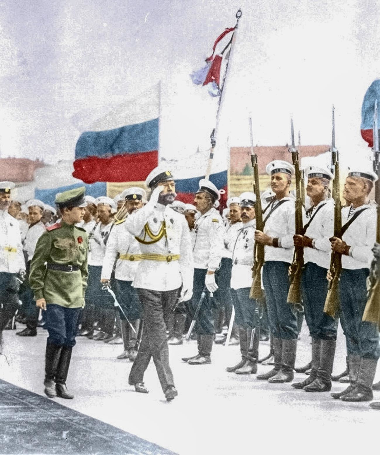 Le 12 mai (29 avril selon le calendrier julien) 1896, Nicolas II a officiellement établi le drapeau blanc-bleu-rouge.

