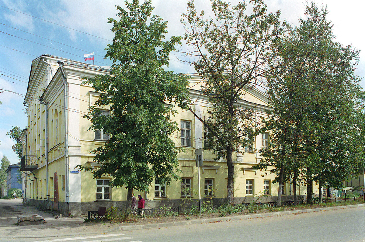Kuznetsov Mansion (1787), corner of Lenin Prospect & Soviet Prospect. August 28, 2006