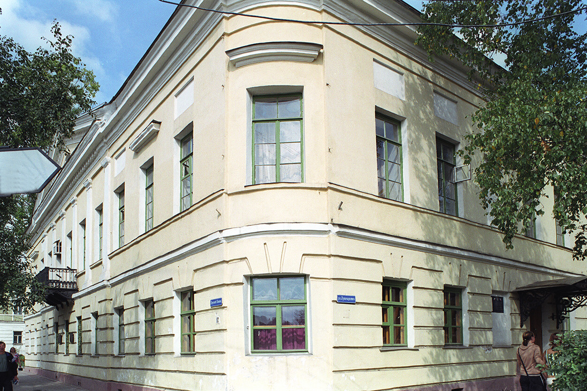 K. Galashevsky mansion (1804), Lenin Prospect 62. August 28, 2006