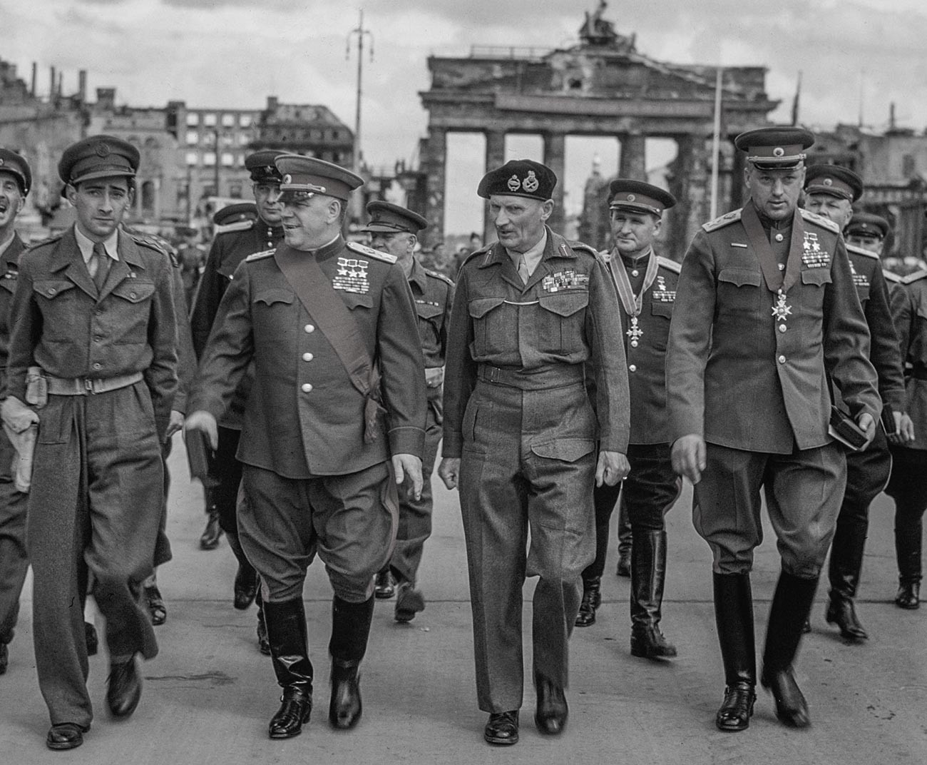 戦争終結後、コンスタンチン・ロコソフスキー（左から2人目）、米将軍バーナード・モントゴメリー（3人目）ゲオルギー・ジューコフ（右）がベルリンにて