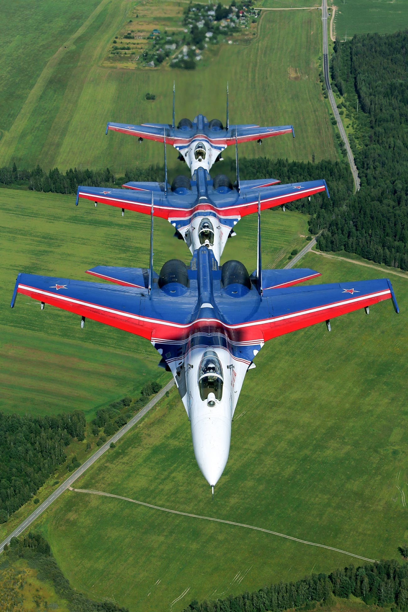 Ловци Су-27 пилотске групе за акробатске летове „Руски витезови“.