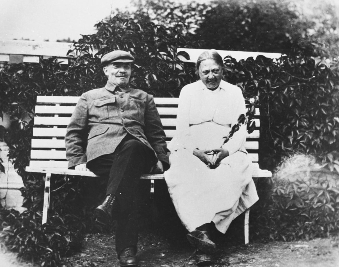 Vladimir Lenin dan istrinya di perdesaan.