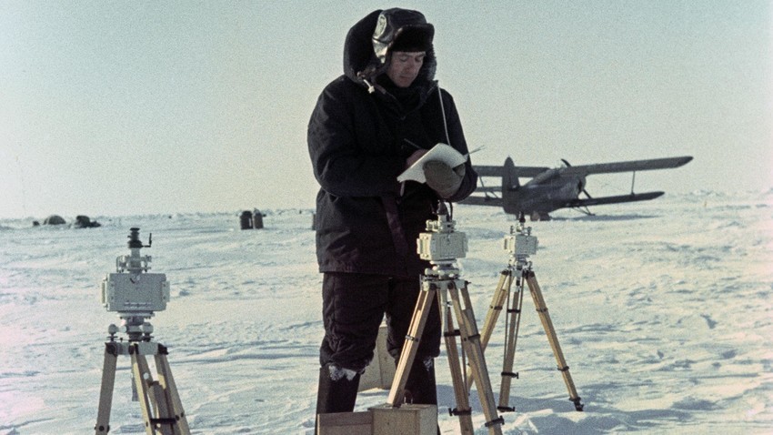 Explorador polar soviético en la estación del Polo Norte-8.