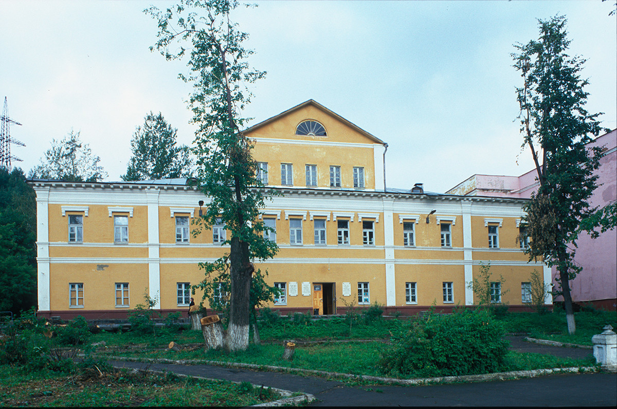 Residencia del director del distrito minero de Zlatoúst (principios del siglo XIX). 16 de julio de 2003.