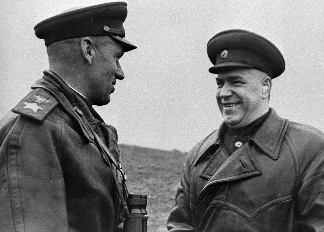 Kommandant des 1. Weißrussischen Frontmarschalls der Sowjetunion Konstantin Rokossowski (v.l.) und Vertreter des Hauptquartiers Marschall der Sowjetunion Georgi Schukow in Polen.