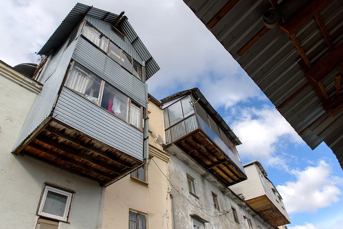 Nicht weit von Sotschis Zentrum entfernt befindet sich ein ganzer Stadtteil namens „Favela“, der alle möglichen riesigen Balkonen beherbergt. Viele von ihnen werden daher auch als Übernachtungsmöglichkeit genutzt.