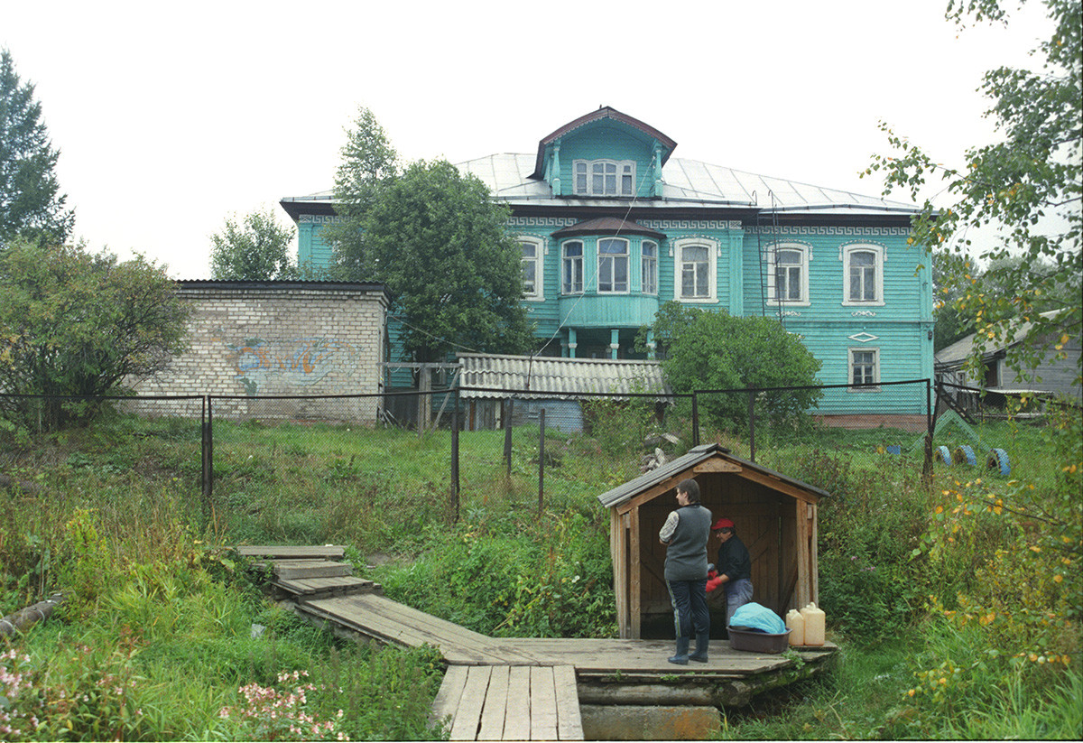 Maison Matveïeva (aujourd'hui un jardin d'enfants), 41 rue Tsiouroupa (ancienne noblesse). Façade donnant sur le ruisseau Viangui. Au premier plan: abri en bois au-dessus de la source d'eau. 28 août 2006