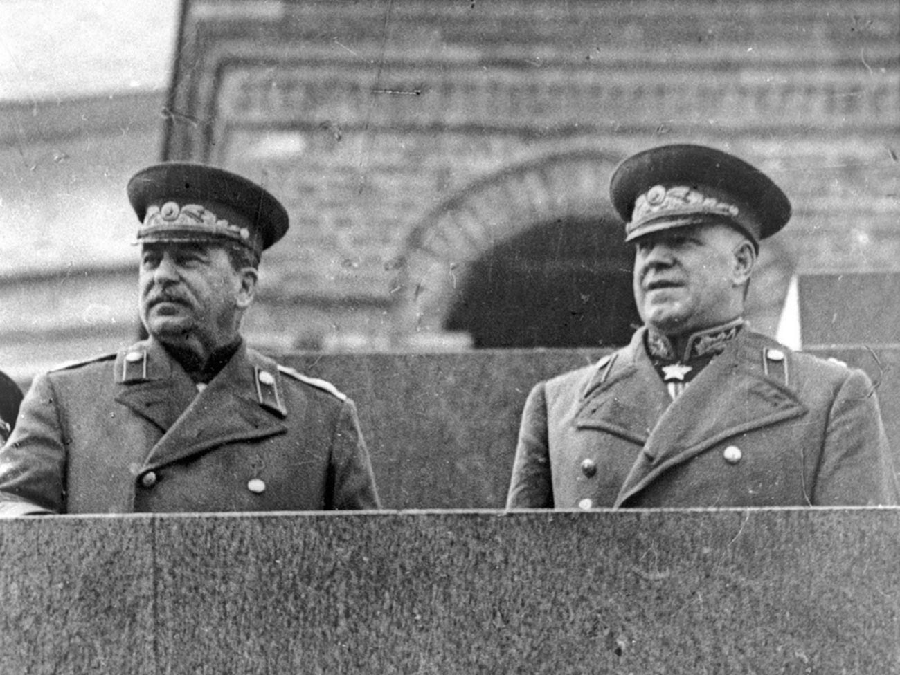 Јосиф Сталин и Георгиј Жуков на подиумот на мавзолејот на Парадата на Победата, Москва.