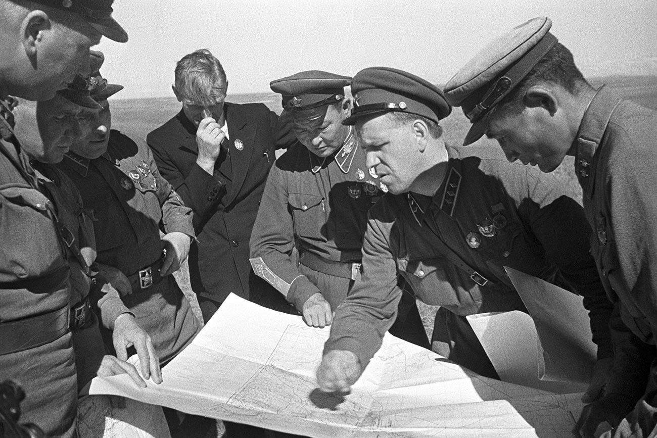 Gueorgui Zhúkov, comandante del 1er grupo del ejército (2º a la derecha), el comandante del ejército de Mongolia, embajador soviético en Mongolia y el coronel general Grigori Shtern hablando de una próxima operación durante la batalla en Jaljin-Gol.