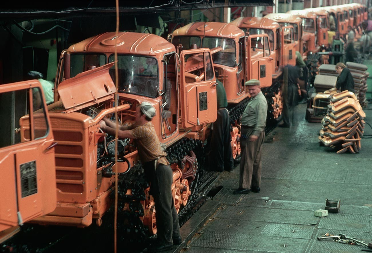 Operários em uma fábrica de tratores em Volgogrado