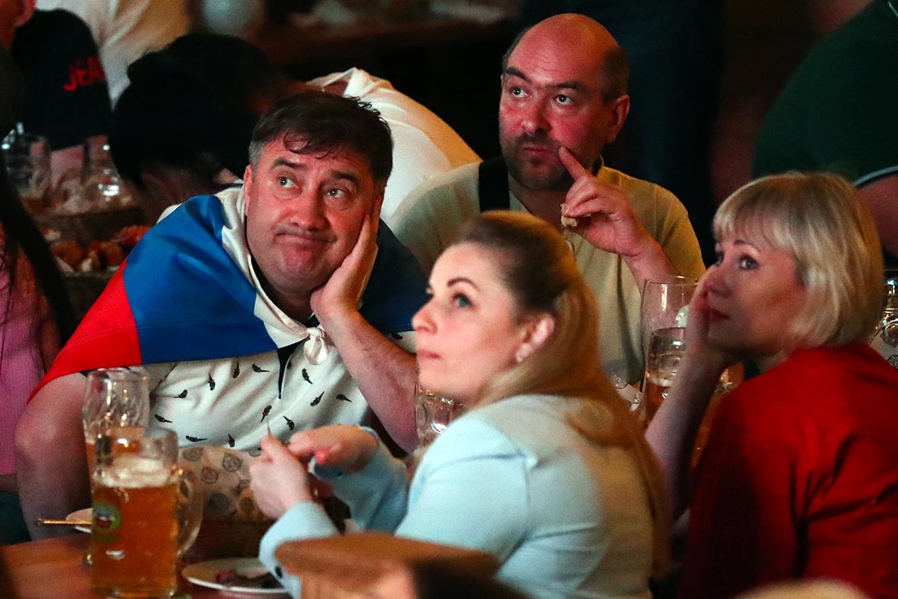 Фенове гледат мача от Европейското първенство по футбол между националните отбори на Белгия и Русия в един от градските ресторанти