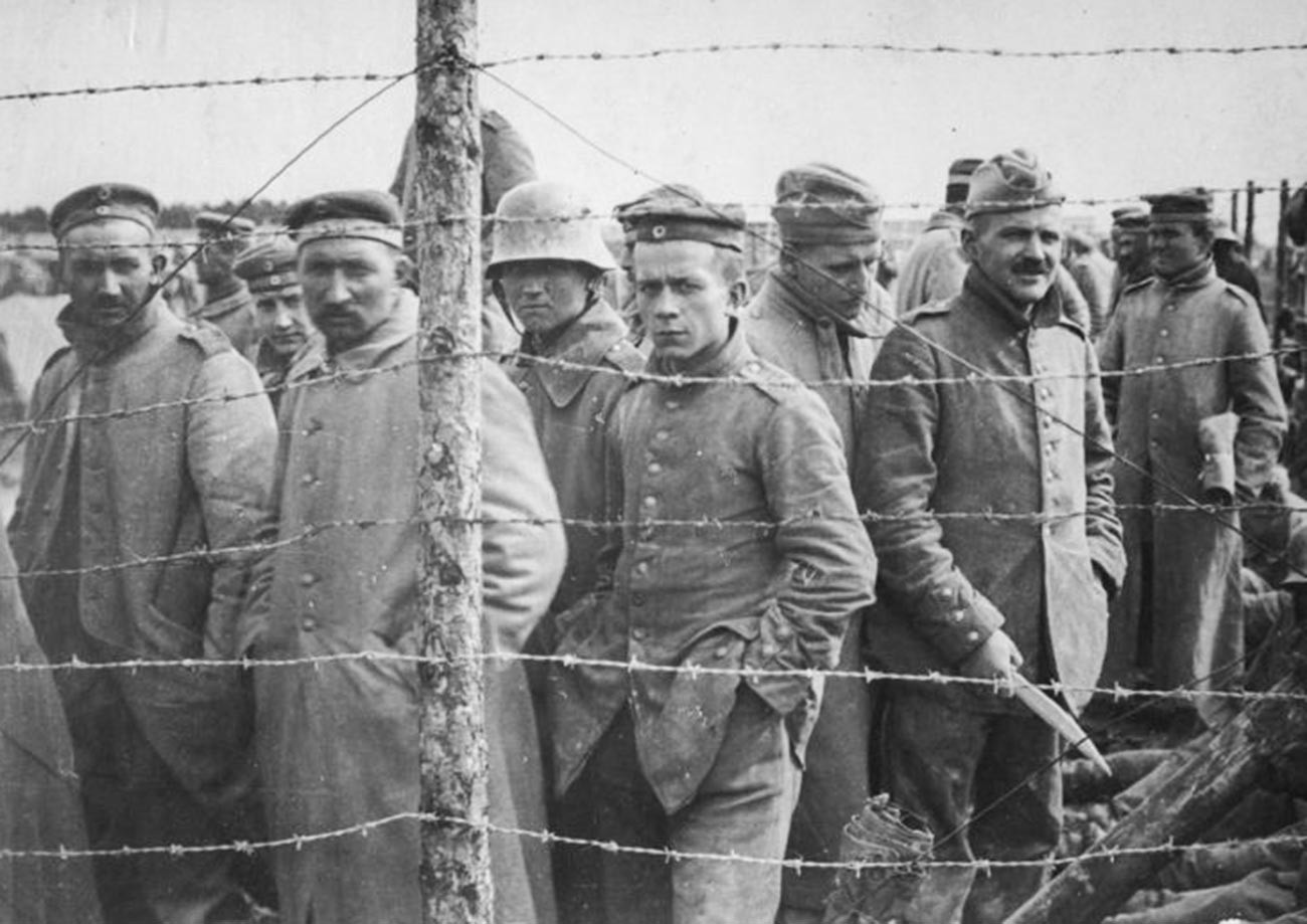 Para prajurit Jerman yang menjadi tahanan perang Kekaisaran Rusia.