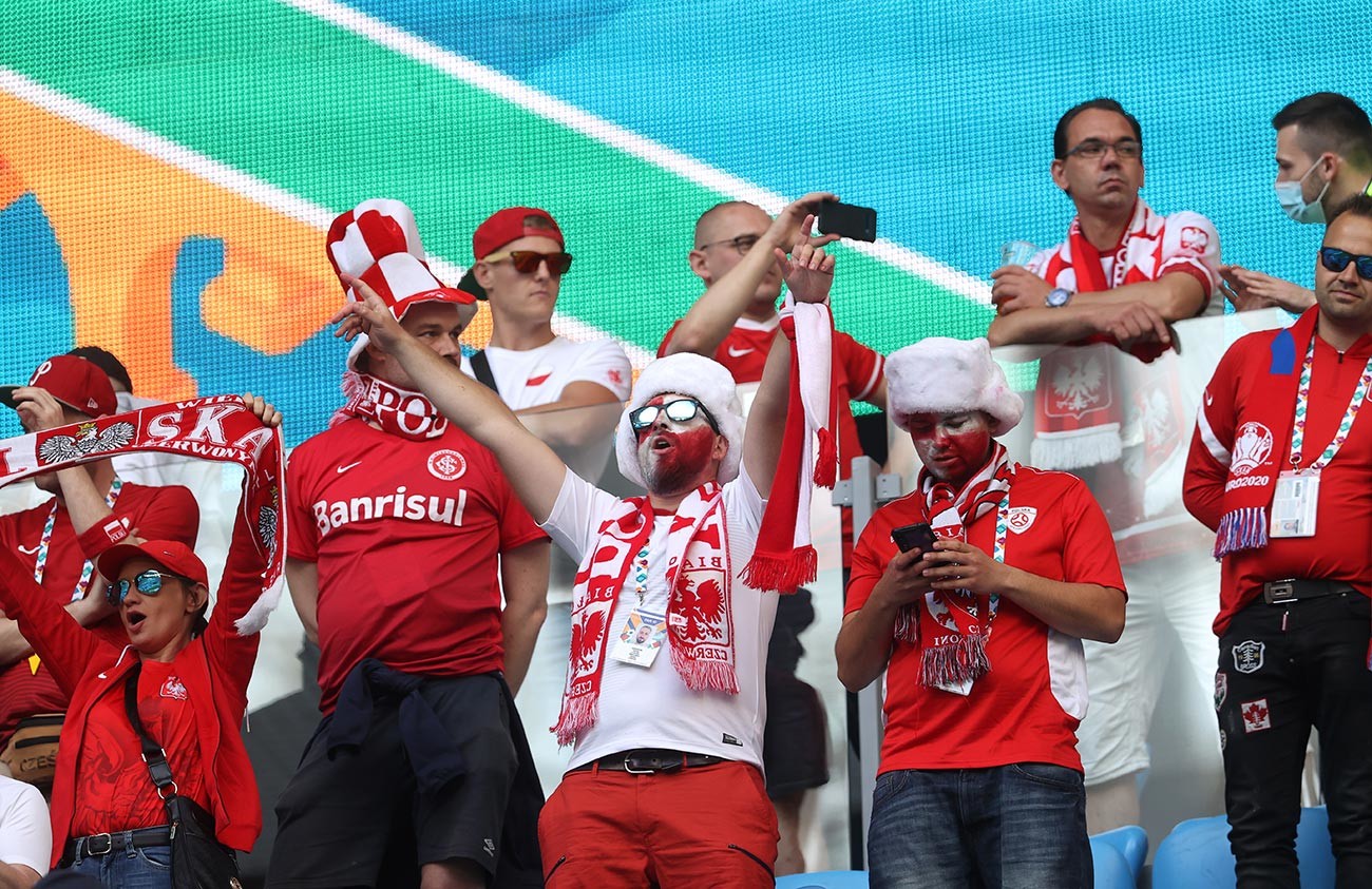 Fans Polandia menunjukkan dukungan mereka sebelum pertandingan Grup E Kejuaraan UEFA Euro 2020 antara Polandia dan Slovakia di Stadion Sankt Peterburg pada 14 Juni 2021.
