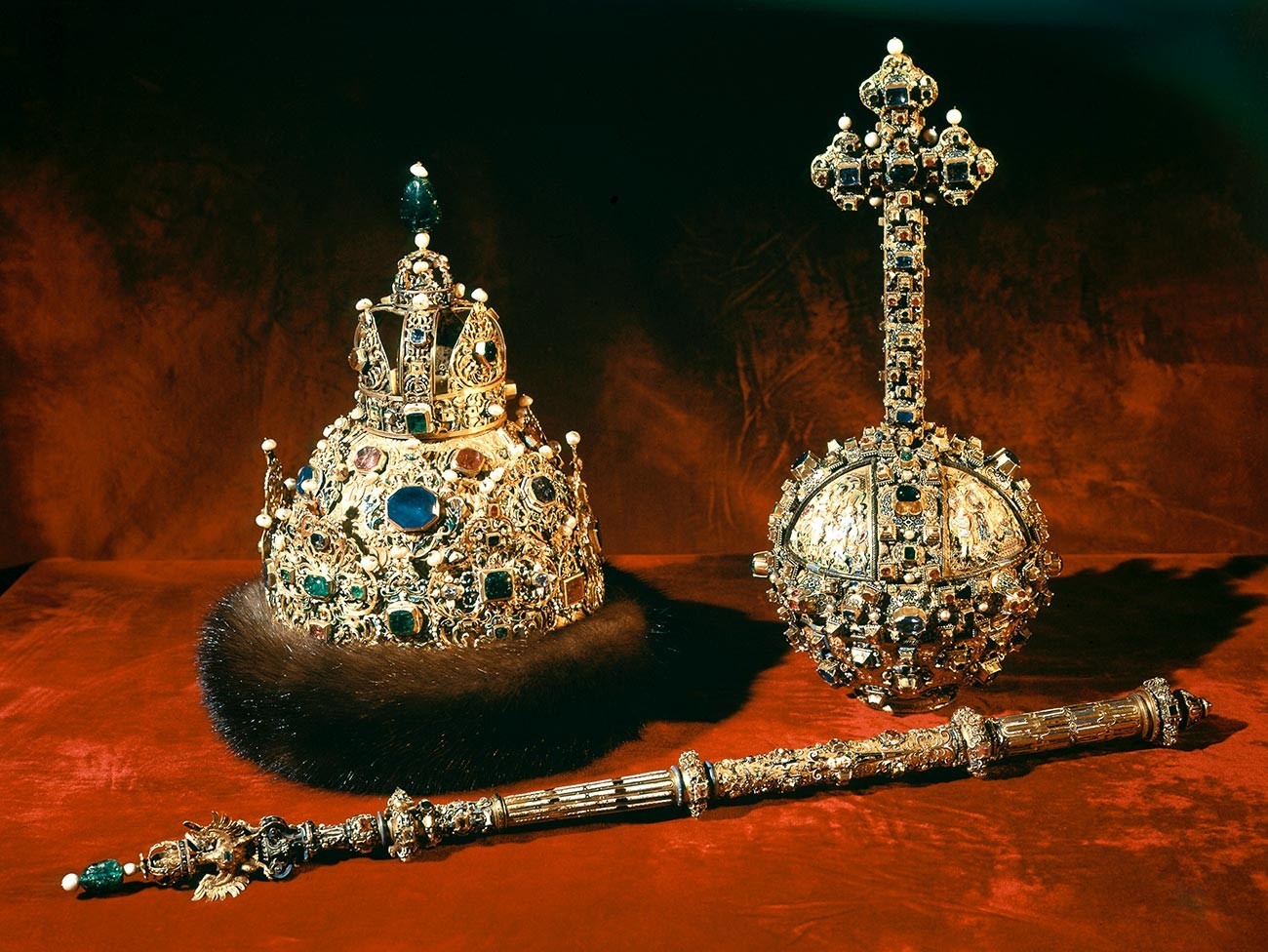 Regalia zarista rusa: la corona, el cetro y el orbe.