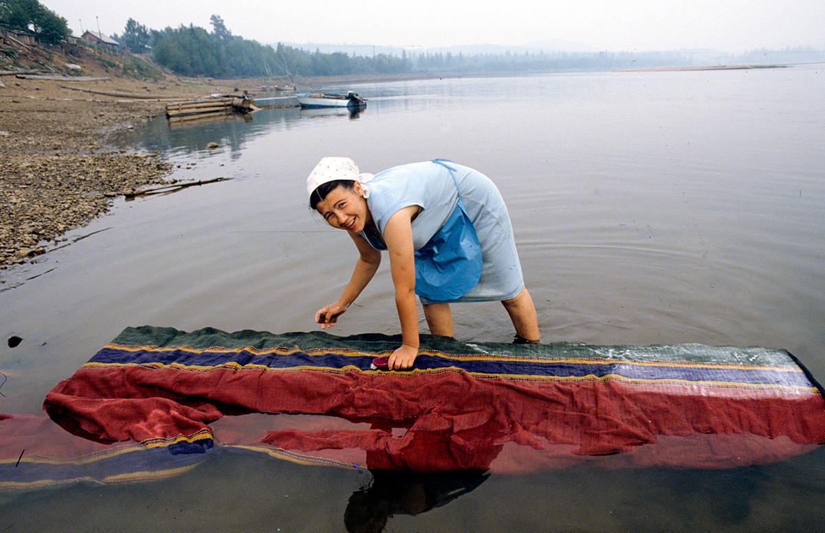 Prebivalka med pranjem preproge tekača na reki Birjusa na Krasnojarskem ozemlju.
