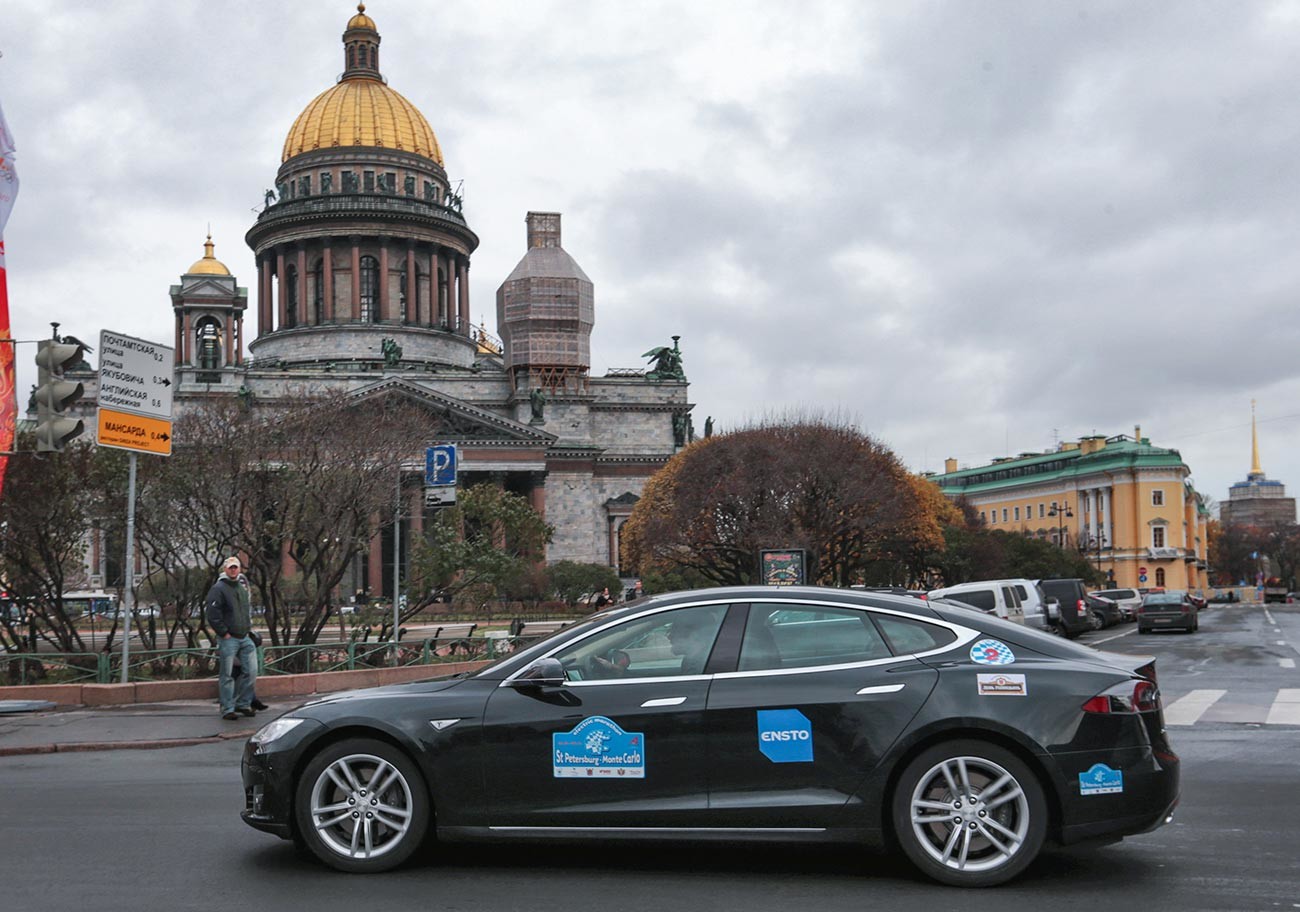 Tesla S auf dem Isaaksplatz beim Start einer Elektroauto-Rallye auf der Strecke St. Petersburg-Monte Carlo.
