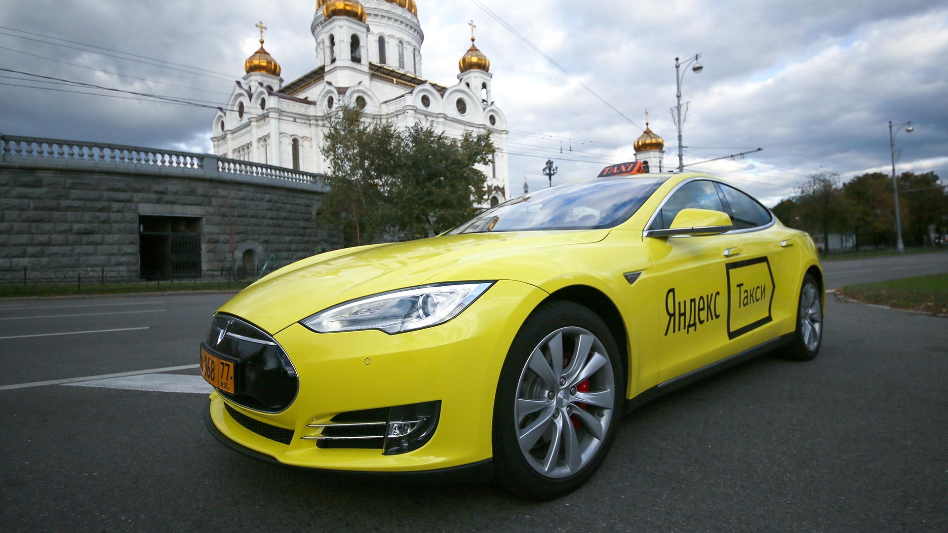 Le premier taxi électrique Tesla du service Yandex.Taxi dans l'une des rues de Moscou
